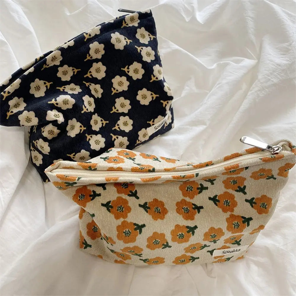 Ella | Preppy Floral Waffelcord Kosmetiktasche
