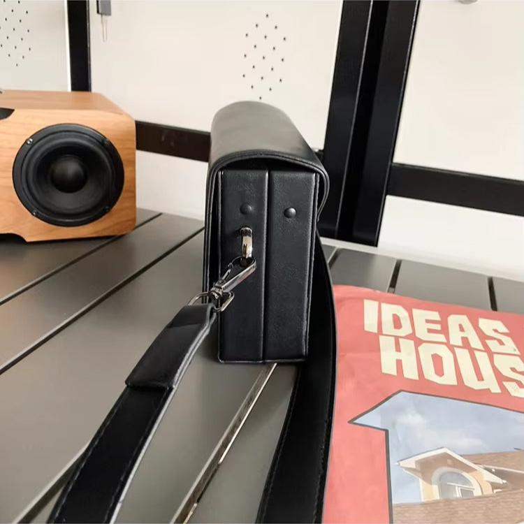 Noah | Schlichte Kleine Umhängetasche aus PU-Leder