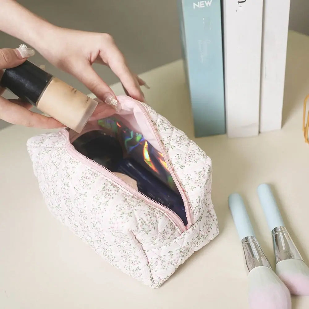 Clara | Gepolsterte gesteppte Blumen-Make-up-Tasche