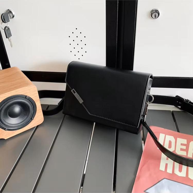 Noah | Schlichte Kleine Umhängetasche aus PU-Leder