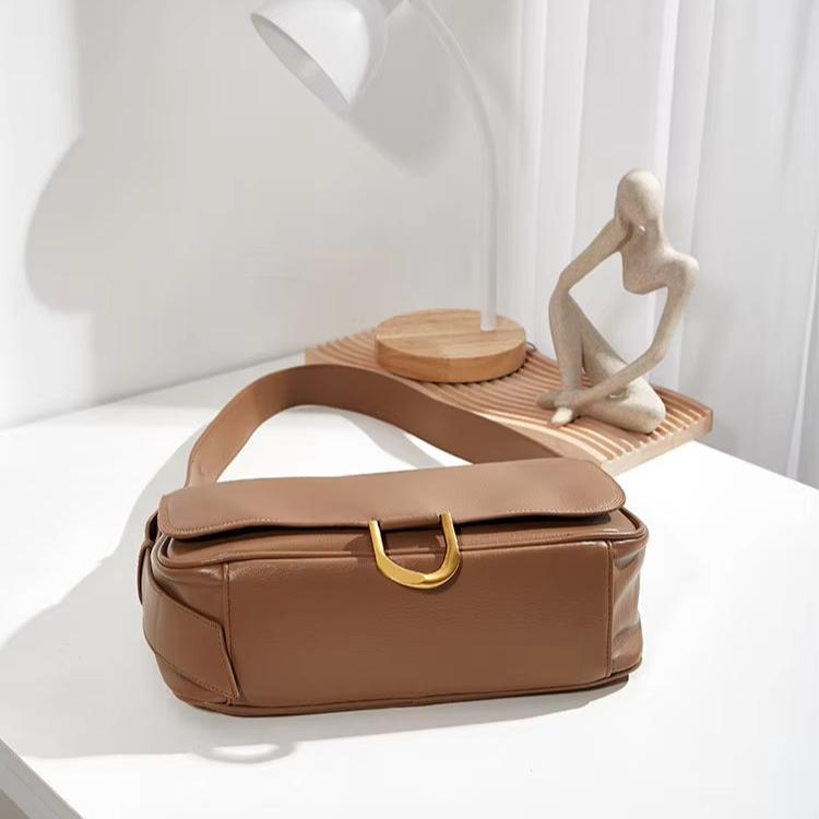 Vera | Trendige Umhängetasche mit Klappverschluss