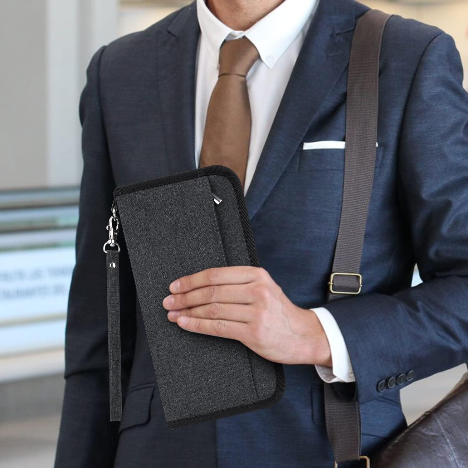 Zayla | Wasserdichte Reisepasshülle mit Handgelenkband