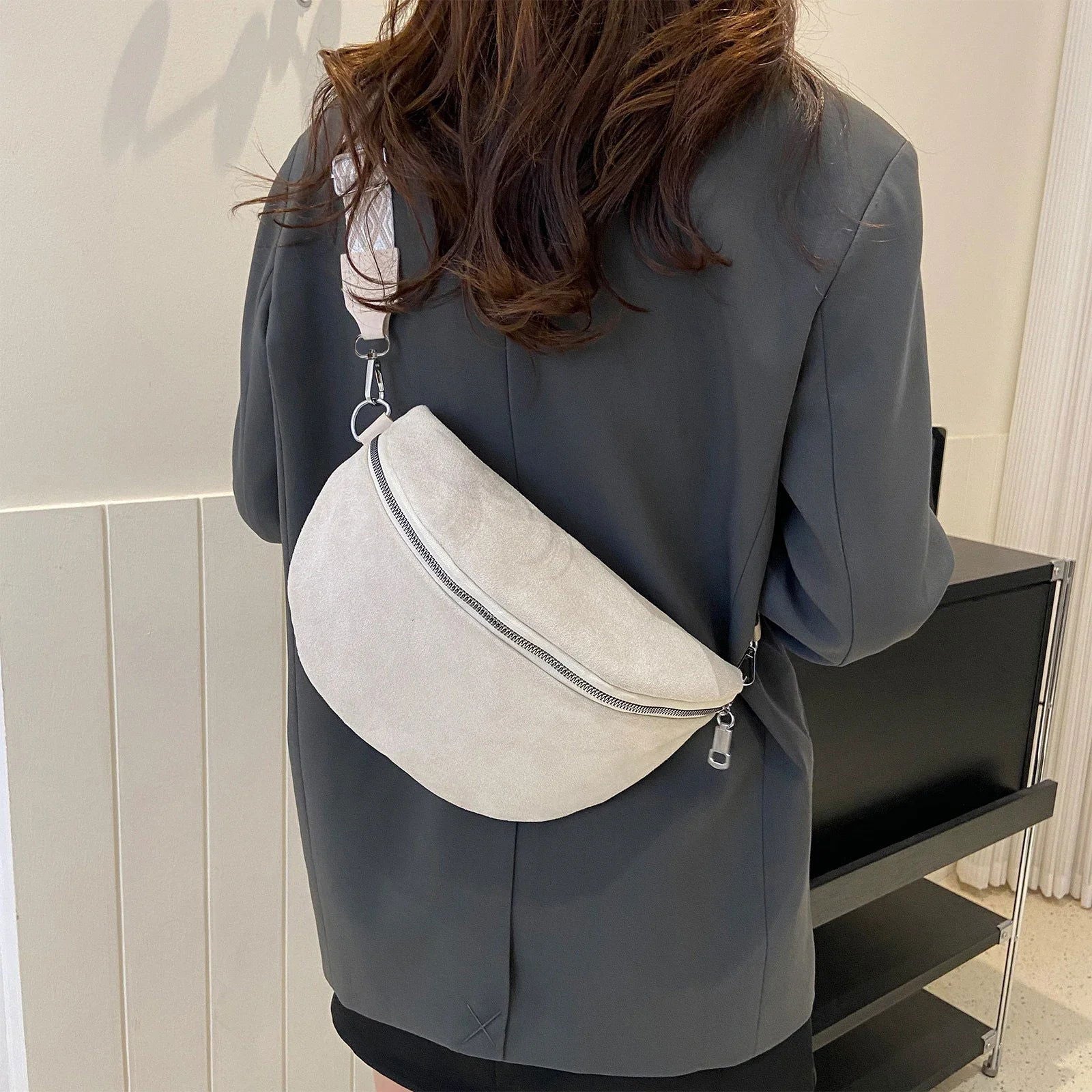 Stylische Wildleder Umhängetasche von ELVIRA - Das ultimative Must-Have Accessoire!