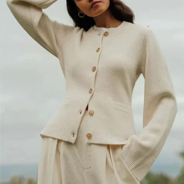 Lisa | Figurschmeichelnde Strickjacke – Ein Unverzichtbares Basic für Jede Saison