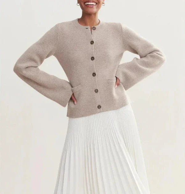 Lisa | Figurschmeichelnde Strickjacke – Ein Unverzichtbares Basic für Jede Saison