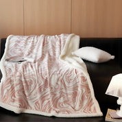 Elegante Snuggle Decke für Damen mit Marmorwirbel-Design aus Berberfleece 0