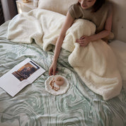 Elegante Snuggle Decke für Damen mit Marmorwirbel-Design aus Berberfleece 3