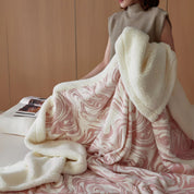 Elegante Snuggle Decke für Damen mit Marmorwirbel-Design aus Berberfleece 5