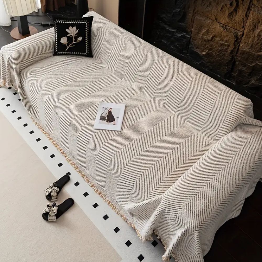 Gestreifter Sofabezug mit Fischgrätenmuster 3