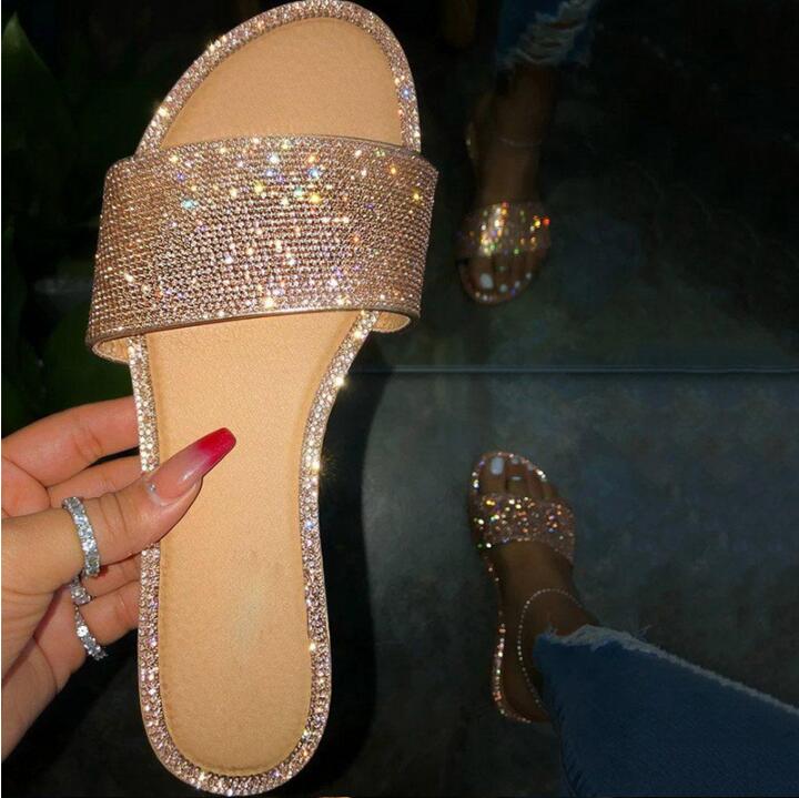 Lia | Glitzernde Slipper – Funkelnd durch den Tag