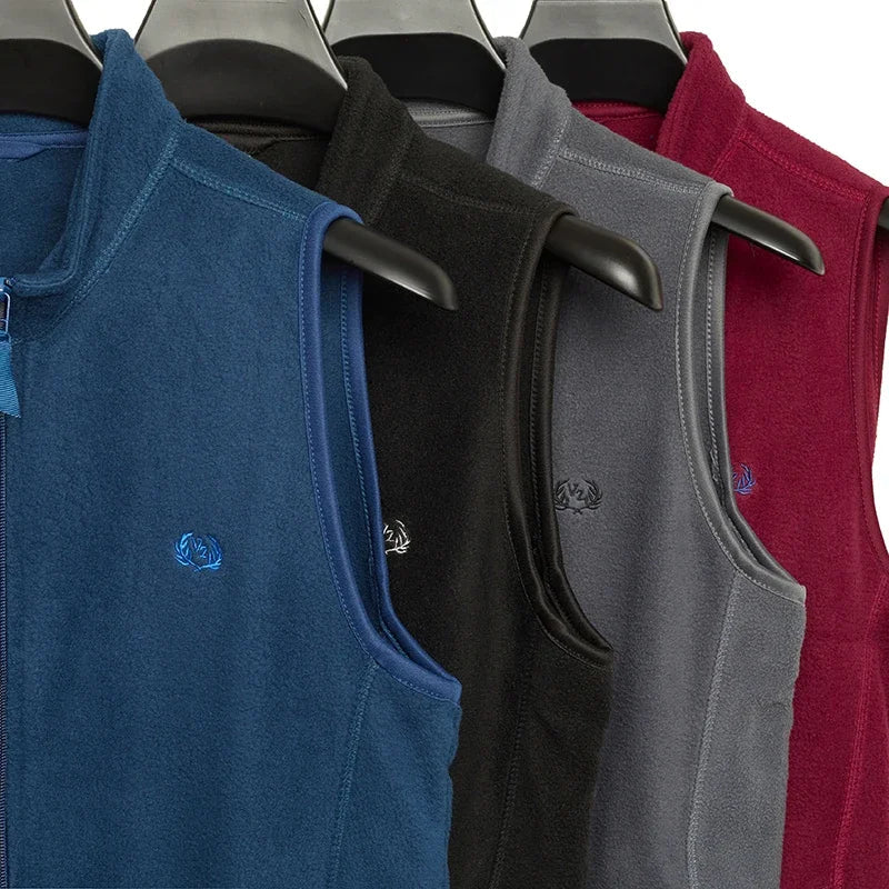 CARL | Stilvolle Bestickte Plüschweste