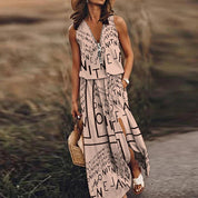 NATALIA | Modisches ärmelloses Kleid mit Buchstabenprint