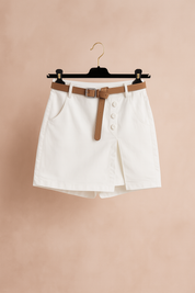 Suzy High -Waisted Shorts und ein dekorativer Gürtel 6
