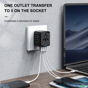 Universeller Reiseadapter mit 4 USB-Anschlüssen und Typ-C-Globale Kompatibilität, schnelle Ladesicherheitsfunktionen-6
