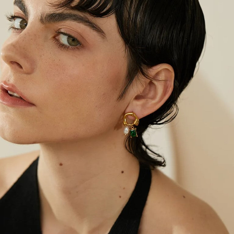 Esme | Geometrische Smaragd-Ohrringe mit Perlendetail