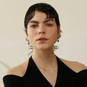 Esme | Geometrische Smaragd-Ohrringe mit Perlendetail