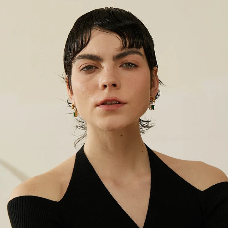 Esme | Geometrische Smaragd-Ohrringe mit Perlendetail