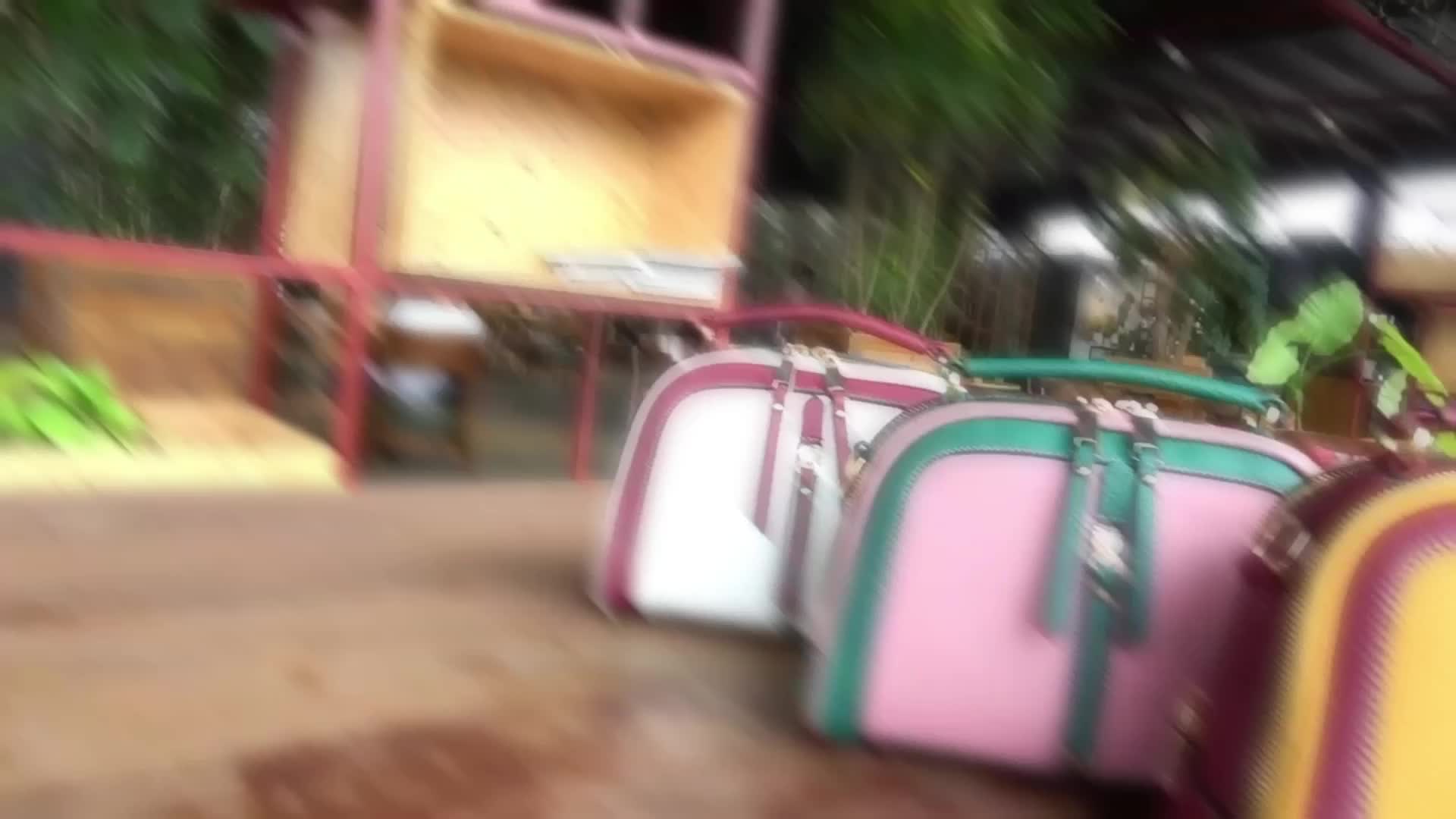 Eva | Kompakte Schultertasche mit Kontrastdetails