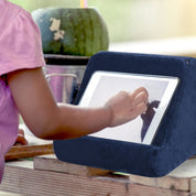 Einstellbarer Tablet -Standhalter mit weichem Stoff Design für iPad und Tablets - perfekt zum Lesen und Filmen